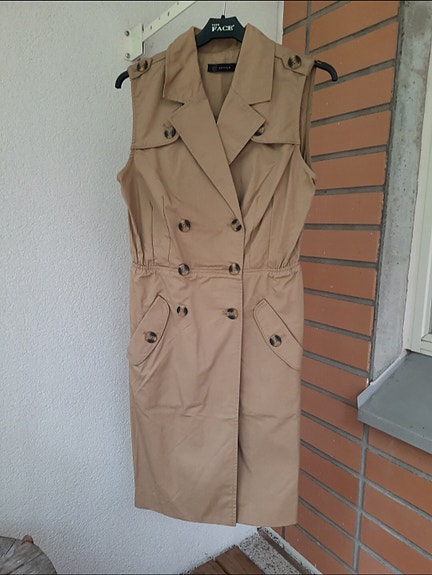 Käyttämätön beige mekko taskuilla. 36/S