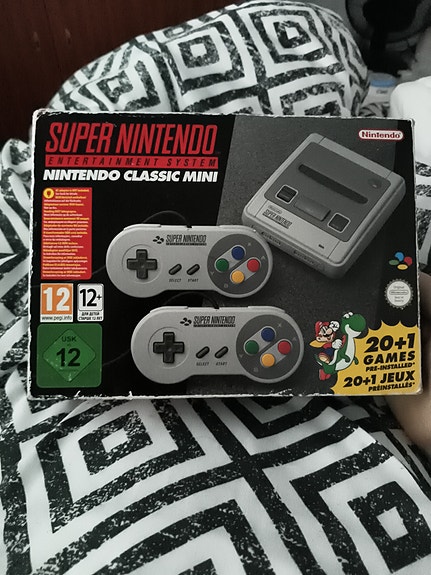 Nintendo Classic Mini: Super Nintendo (SNES) -pelikonsoli + laatikko