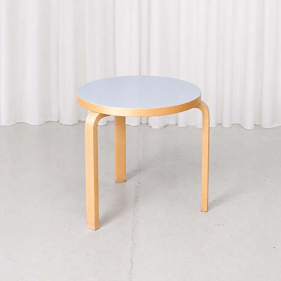 Artek 90C pöytä, vaaleansininen laminaatti