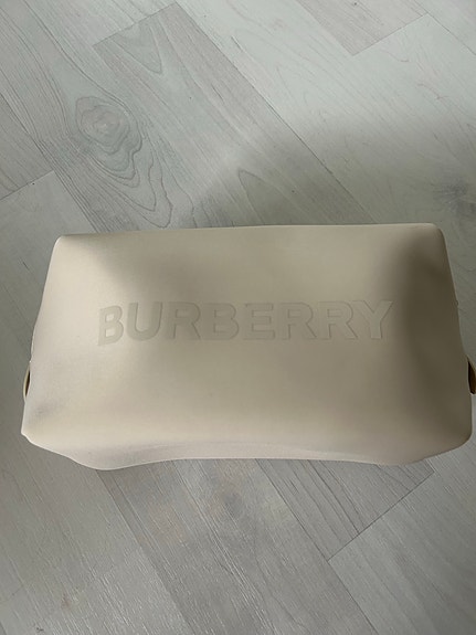 Burberry meikkipussi