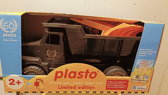Plasto iso musta kuorma auto