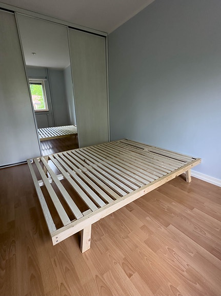 Japanilaistyylinen futon/platform-sänky