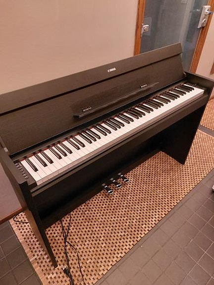 Yamaha Arius YDP-162 digitaalipiano musta