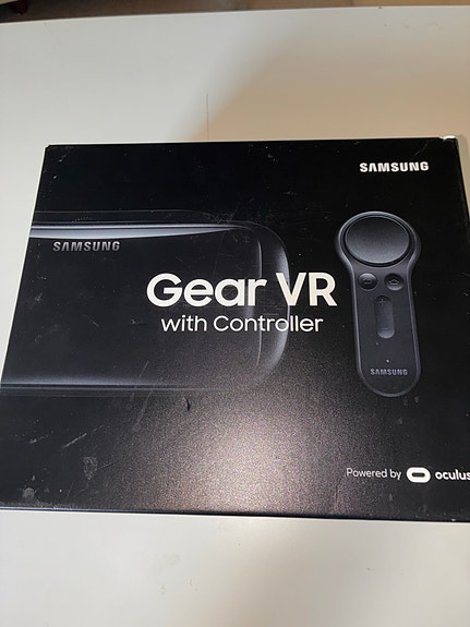 Samsung Gear VR virtuaalilasit ohjaimella