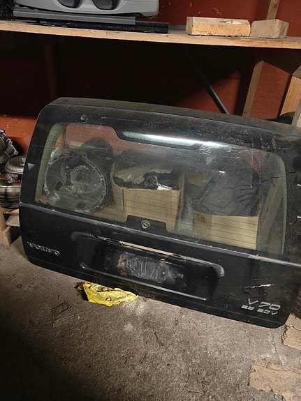 Volvo V70 takaluukku musta