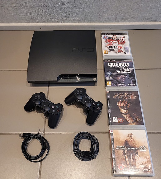PlayStation 3 PS3 120 Bg pelikonsoli, 2 ohjainta ja 4 peliä