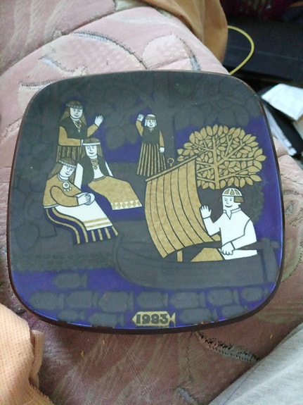 Arabia seinälautaset Kalevala vuosilautanen 1977 ja 1983