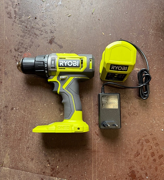 Ryobi iskevä porakone + laturi