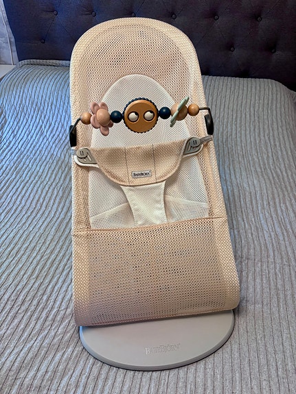 BabyBjörn Balance Soft Mesh sitteri ja lelukaari