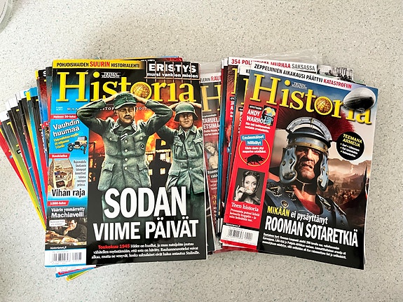 Historia-lehtiä nippu