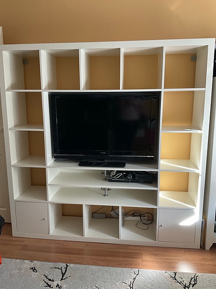 Myydään IKEA Kallax hyllystö ilman TV-tä.