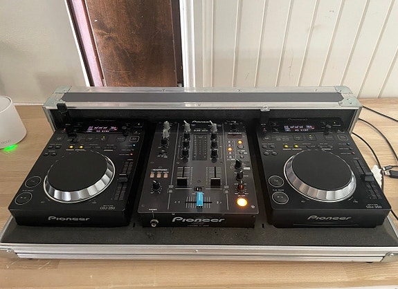 Pioneer DJ CDJ350 soittimet ja DJM400 mikseri