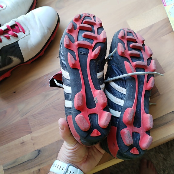 Adidas jalkapallokengät koko 42 musta/punainen