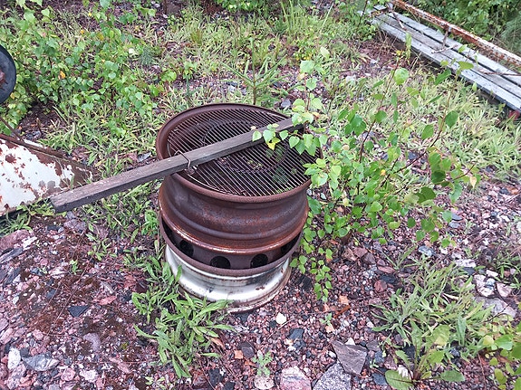 ÄIJÄ / RAHTARI GRILLI Kuorma-auton vanteista tehty