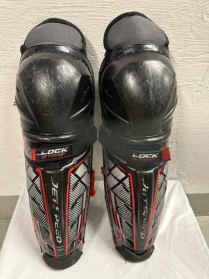 Myydään CCM Jetspeed FT370 polvisuojat. Koko: 30cm/12 tuumaa.