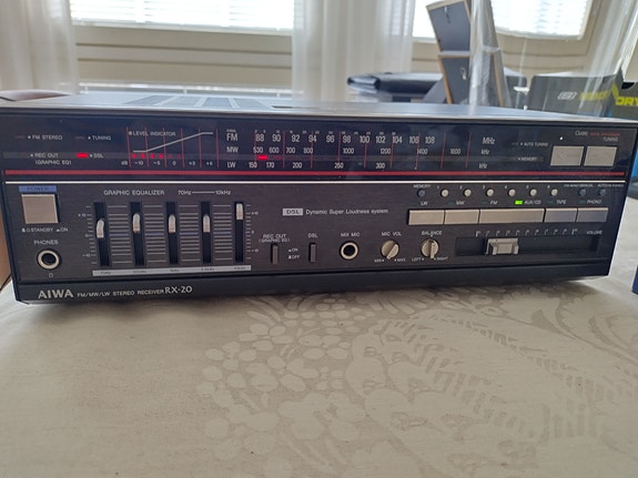 Aiwa R-550L viritinvahvistin ja kaiuttimet