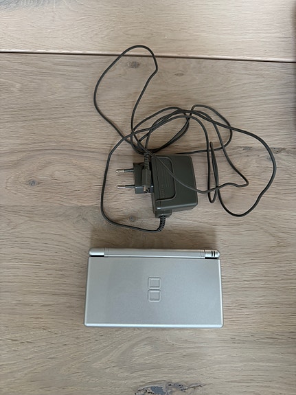 Nintendo DS Lite käsikonsoli hopea