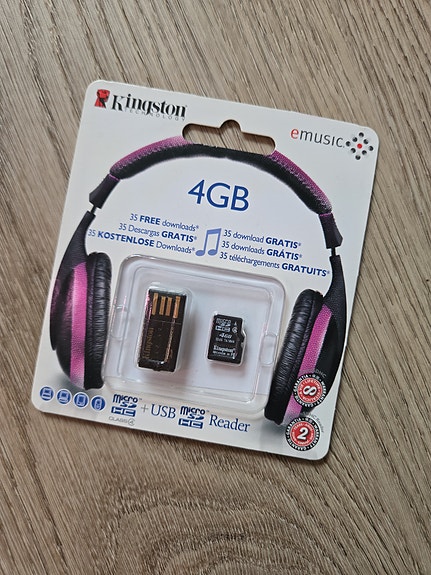 Kingston 4GB microSD-muistikortti ja USB-lukija