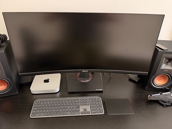 Mac mini M1, 35" Asus pelinäyttö, MX Keys, musta Magic Trackpad 2
