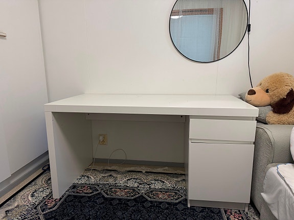 IKEA kirjoituspöytä valkoinen laatikostolla
