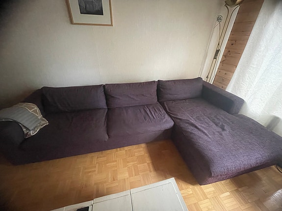 Iso kulmasohva divaanilla