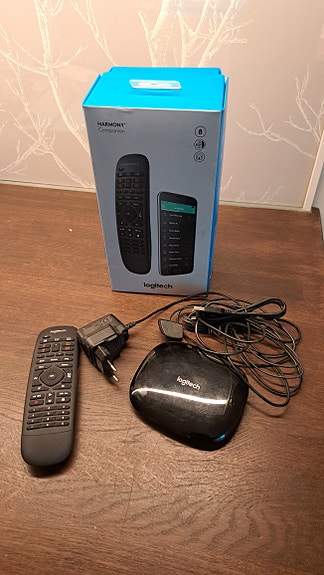 Logitech Harmony Companion yleiskaukosäädin ja hubi