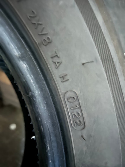 Hyvä setti: 2 kpl Hankook Dynapro ja 2 kpl Michelin Agilis 3