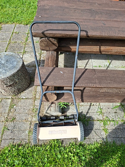 Työnnettävä ruohonleikkuri