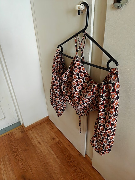 kukkakuvioinen crop top