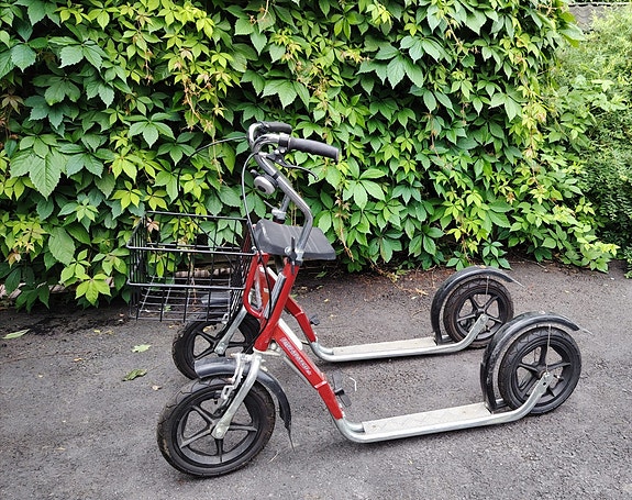 Rollaattori korilla ja istuinosalla
