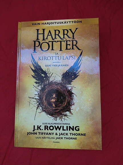 Harry Potter ja kirottu lapsi suomeksi