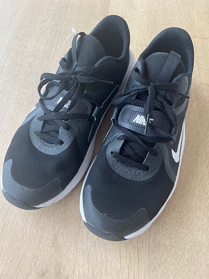 Nike juoksulenkkarit / sisäpelikengät koko 43 musta