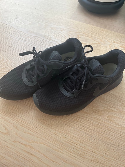 Nike juoksulenkkarit koko 40,5 musta