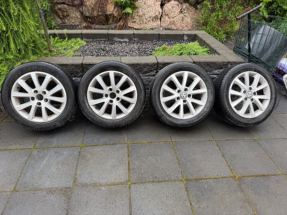 VW alkuperäiset 16” vanteet kesärenkailla