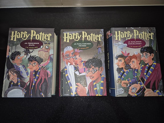 Harry Potter -kirjoja suomeksi kovakantisina