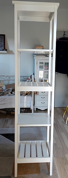Valkoinen hyllykkö