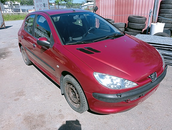 Peugeot 206 1,4 8v manuaali varaosina