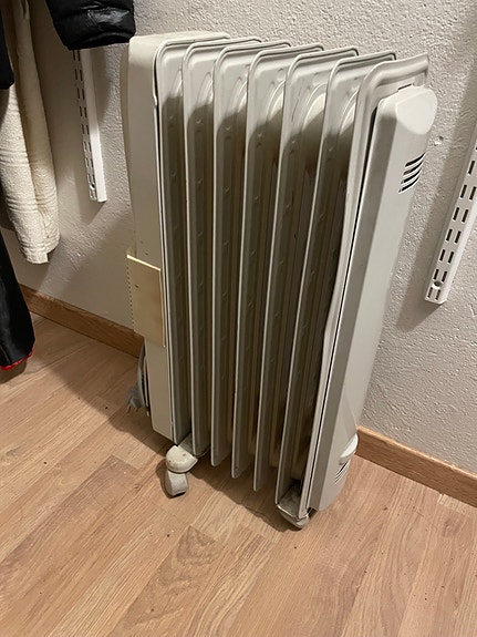 DeLonghi öljytäytteinen sähköpatteri pyörillä
