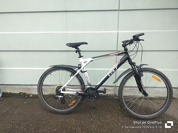 GT merkkinen  miesten 26"  L-runkoinen pyörä joka kun kaupasta suoraan.