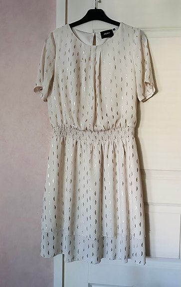 Vaalea mekko