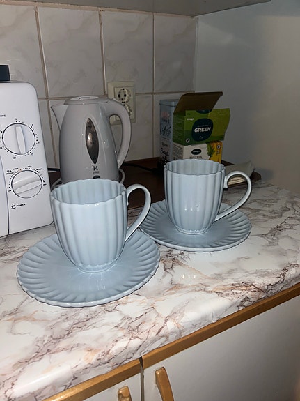 2kpl mukit ja 2kpl lautasta