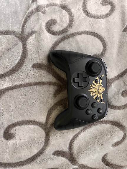 Nintendo Switch Pro -ohjain Zelda -teema musta