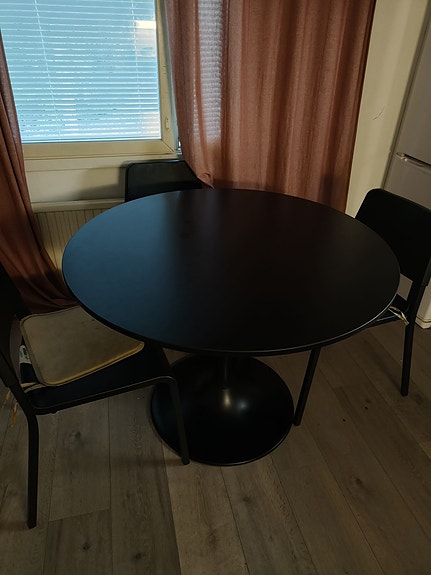 Musta pyöreä ruokapöytä