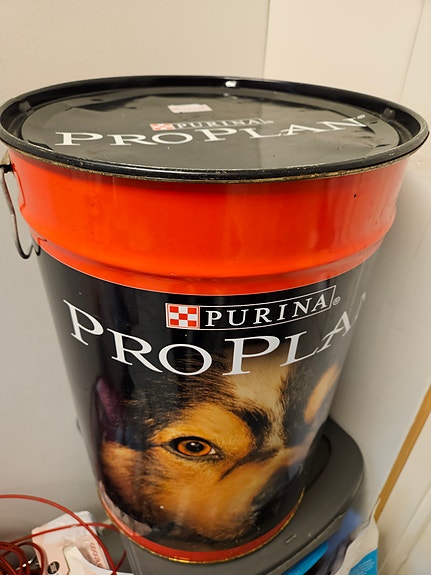 Purina Pro Plan koiranruokasäiliö kannella