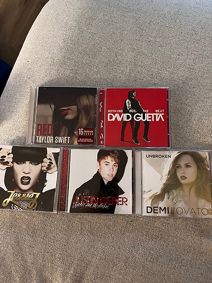 Taylor Swift, David Guetta, Jessie J, Justin Bieber, Demi Lovato CD-levyt