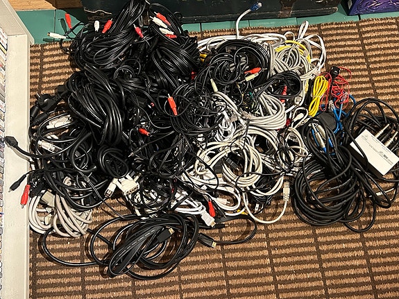 Kaapeleita (HDMI, RCA, Schuko, Ethernet yms.)