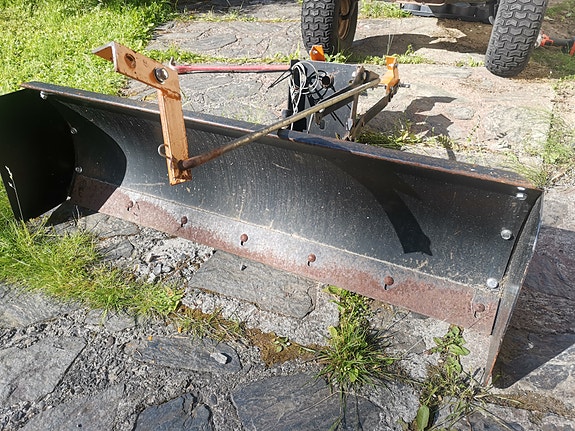 Mönkijän tai ruohonleikkurin lumilevy ja ketjut