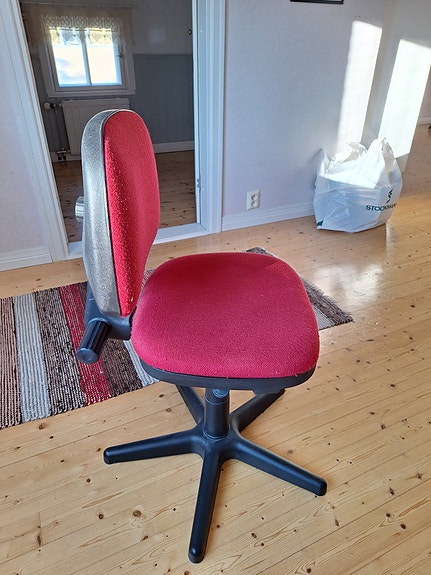 Punainen koulupöydän tuoli