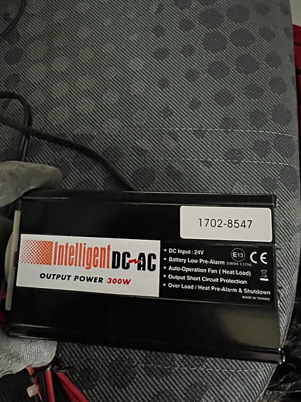 Intelligent DC-AC 300W 24V virtamuunnin / invertteri