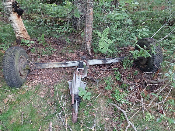 Varattu. Jarrullinen perävaunun akseli ja vetokytkin